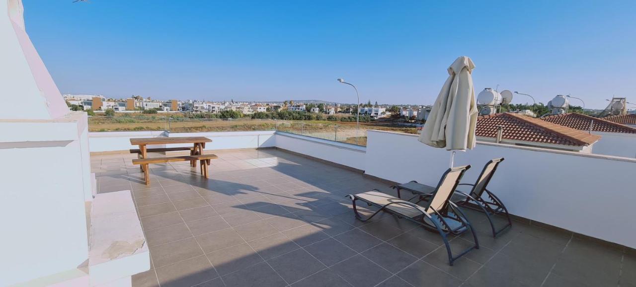 Stay Trinity Beach Apts Паралимни Экстерьер фото